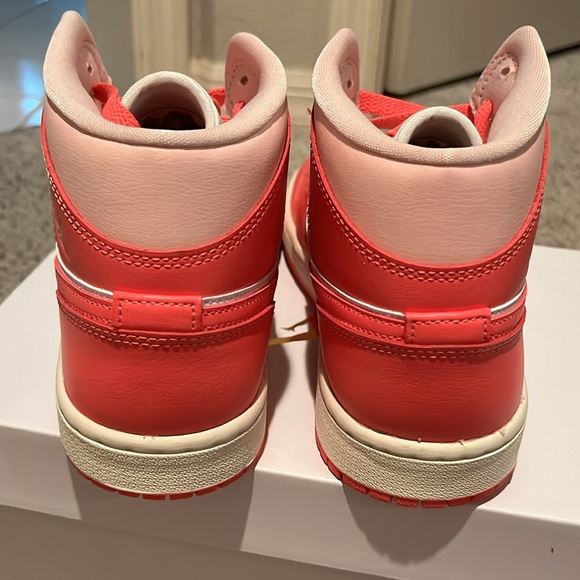 NWT Women’s Air Jordan Mid - Picture 4 of 7